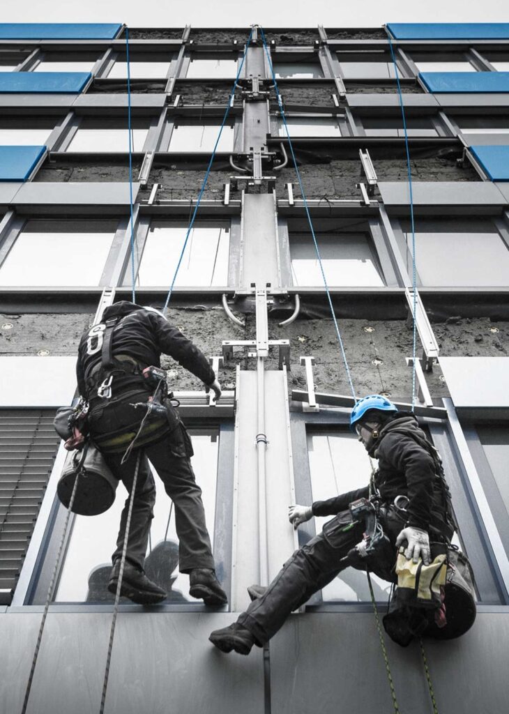Industriekletterer von Müller&Sohn Seiltechnik bei Fassadenarbeiten mit Seilzugangstechnik
