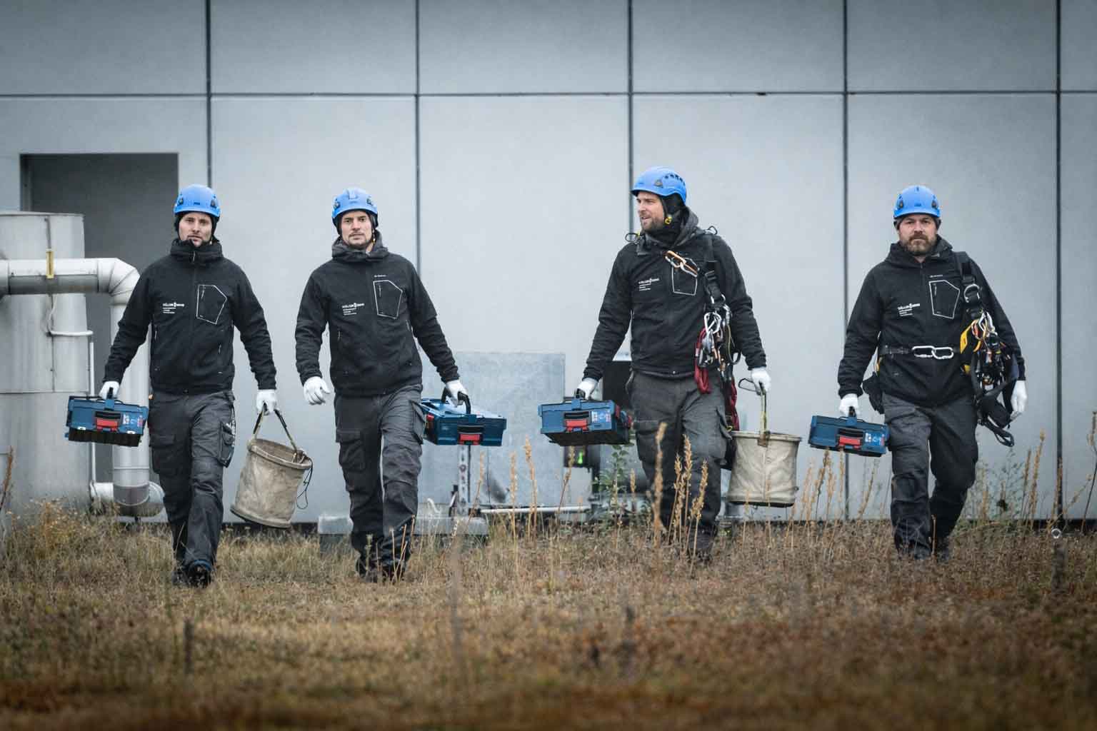 Das Team von Müller&Sohn Seiltechnik mit Helmen und Ausrüstung im Einsatz